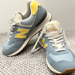 New Balance WL574 women shoes size 8. Ready for spring wear😊
